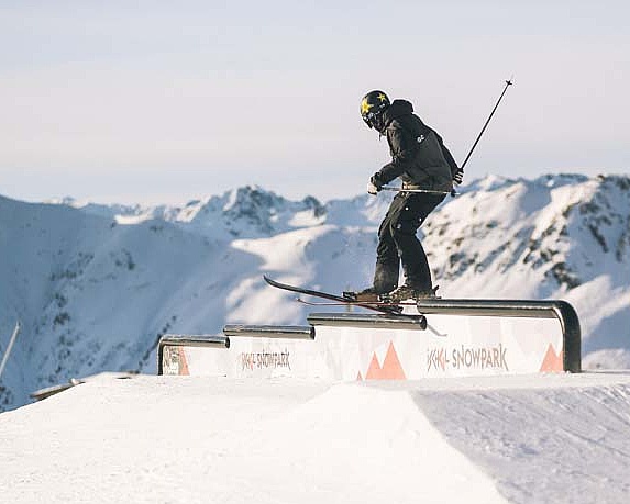 Skifahrer auf Rail im Snowpark Ischgl