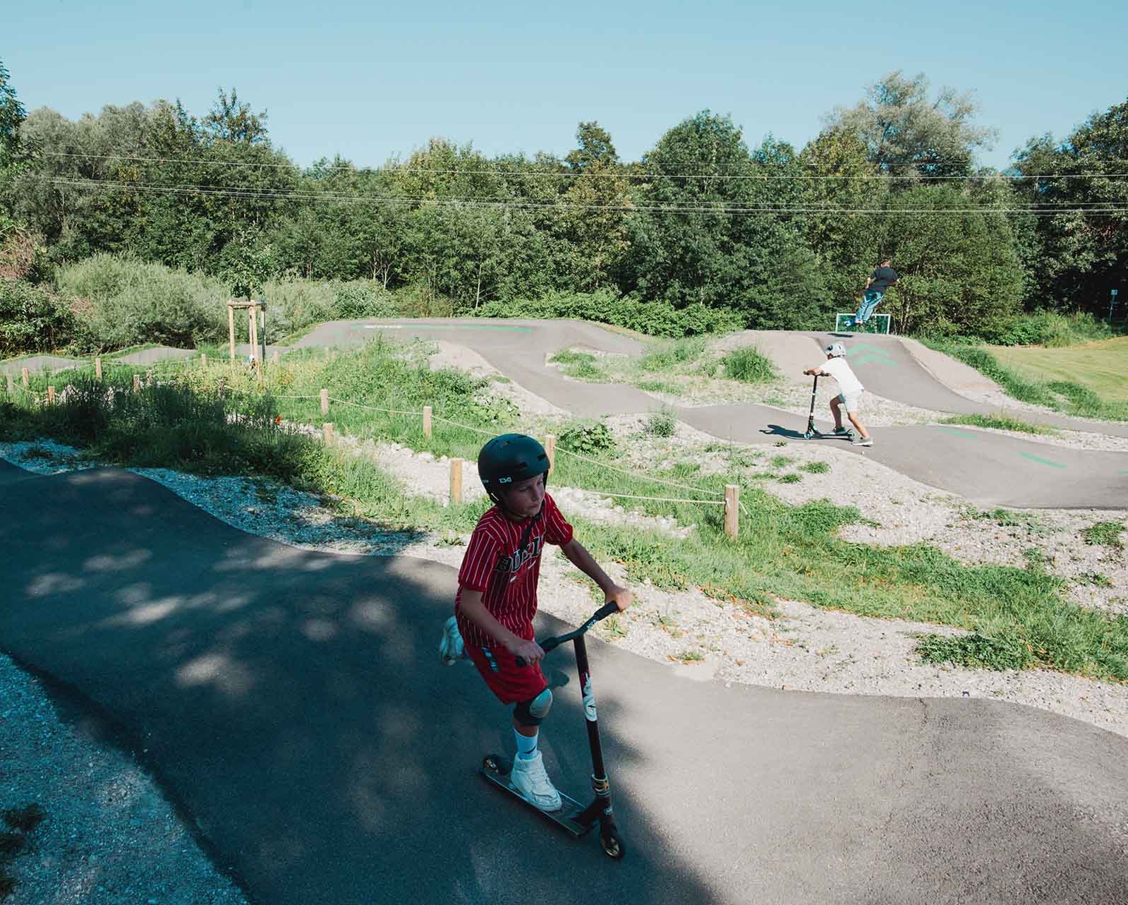 Pumptrack Immenstadt im Grünen mit Scooter-Fahrer