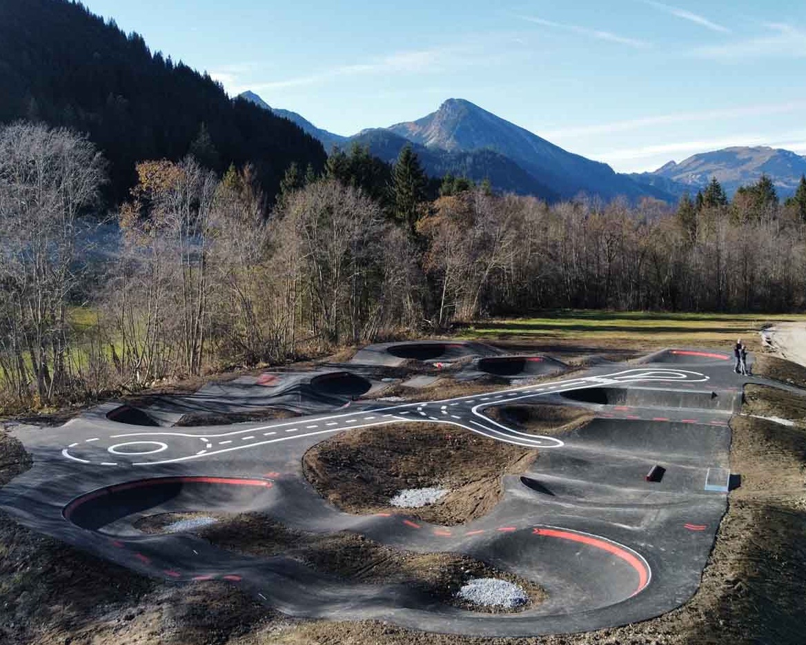 Panoramaaufnahme Pumptrack Grän mit asphaltierten Kurven