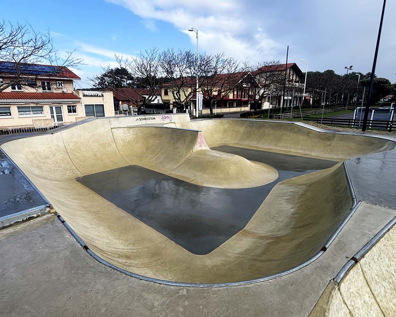 Weitwinkel-Ansicht des leeren Beton-Skateparks in Biscarrosse mit Blick auf die Bowl-Landschaft.