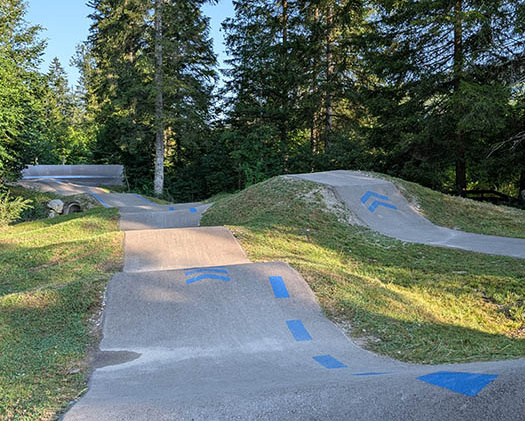 Asphaltierter Pumptrack mit blauen Linien im Pumptrack Bad Hindelang